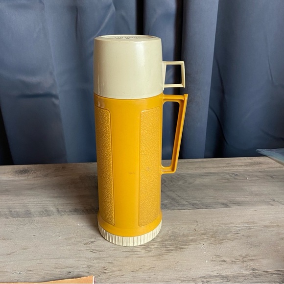 VINTAGE Mustard Yellow Thermos Vacuum Bottle Glass Lined Hot or Cold Drink Mug - Picture 3 of 10